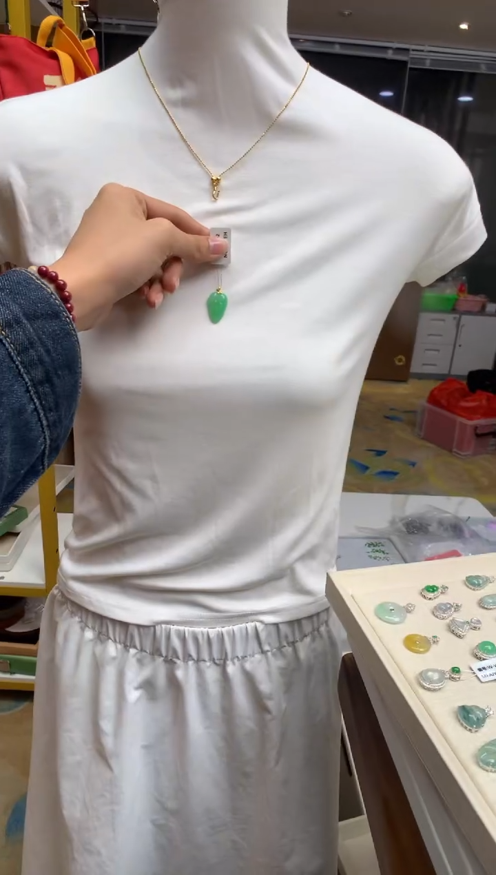 【闪购商品】翡翠颈饰18K金镶嵌叶子