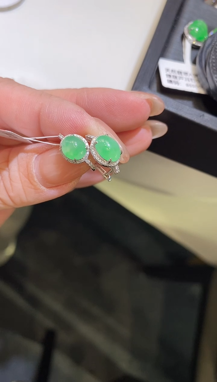 18K金镶嵌翡翠耳饰耳包