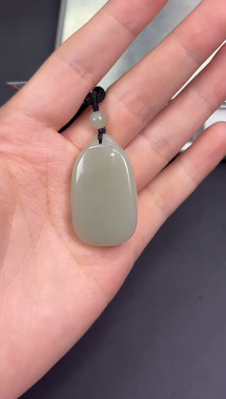 【闪购商品】和田玉吊坠(赠链)未镶嵌且末微色差近矿吊坠