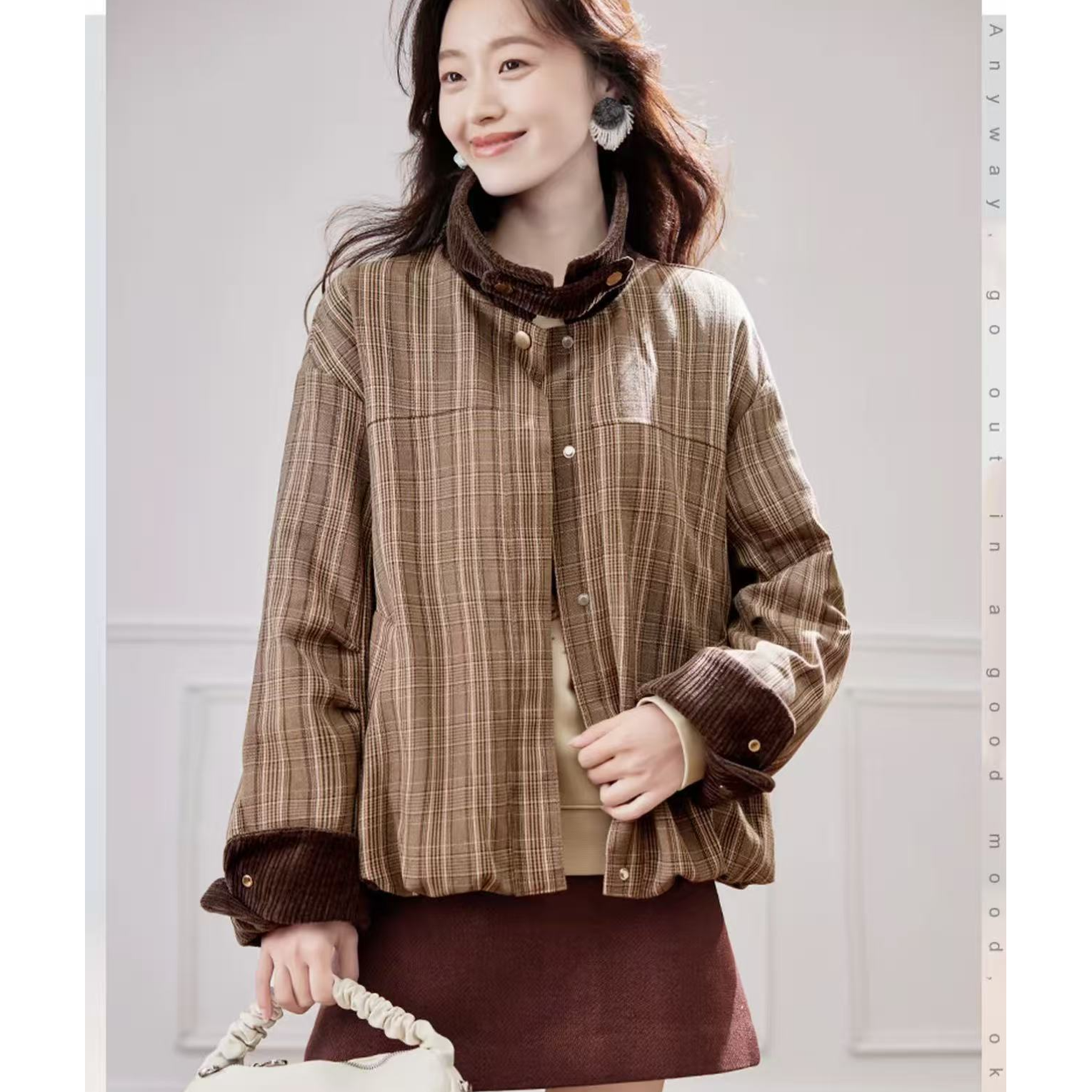 9005-订单款（卡其格子）翻领短款复古羽绒服