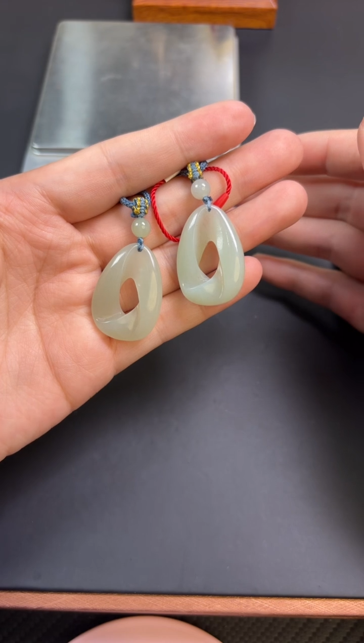 【闪购商品】和田玉吊坠(赠链)未镶嵌且末微色差近矿吊坠多样性发货