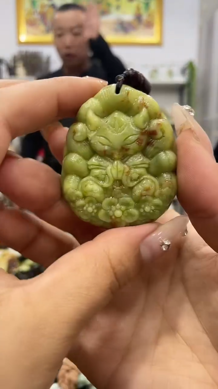 未镶嵌蛇纹石玉颈饰 
