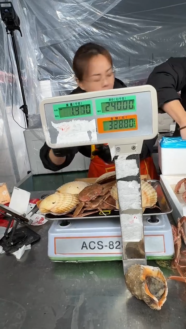 俄罗斯联邦鸿*盛冰鲜红毛蟹1.04冰鲜扇贝0.78冰鲜籽蟹0.58