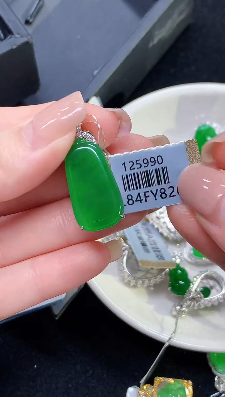 吊坠(不含链)18K金镶嵌翡翠多样性发货