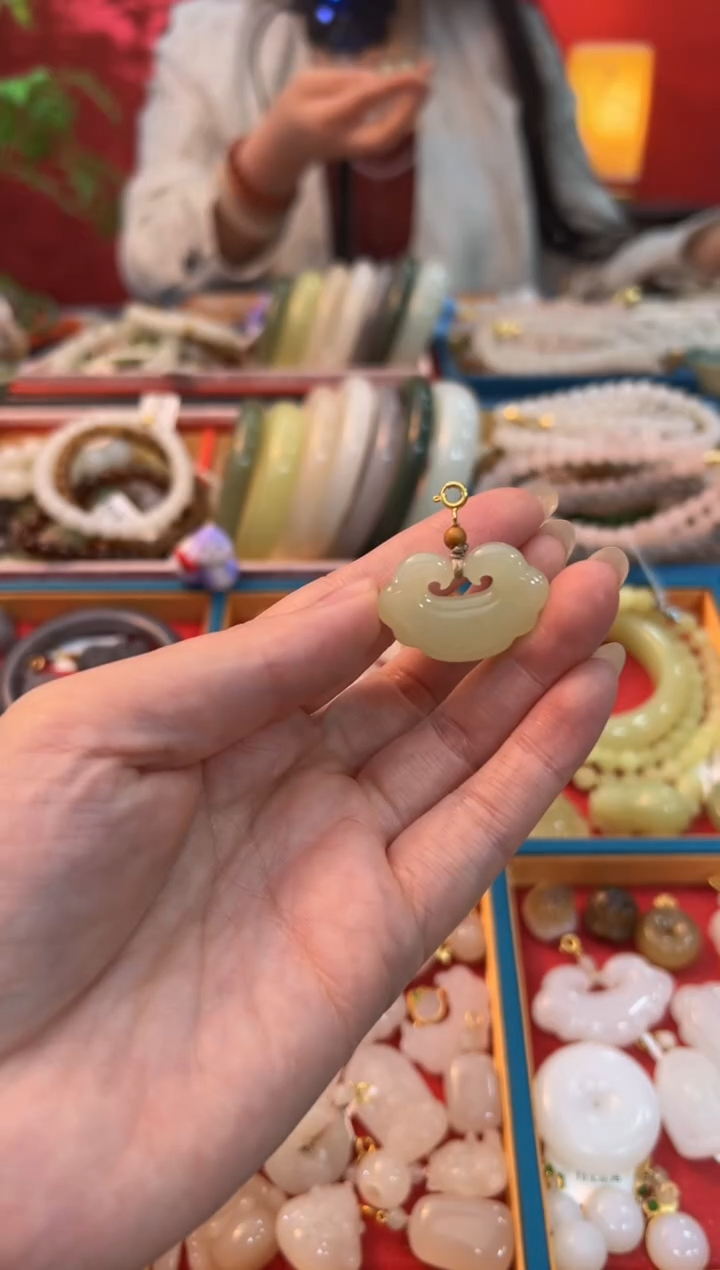 【闪购商品】和田玉吊坠未镶嵌黄口中号如意锁