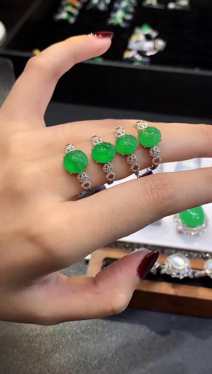 18K金镶嵌戒指翡翠多样性发其一