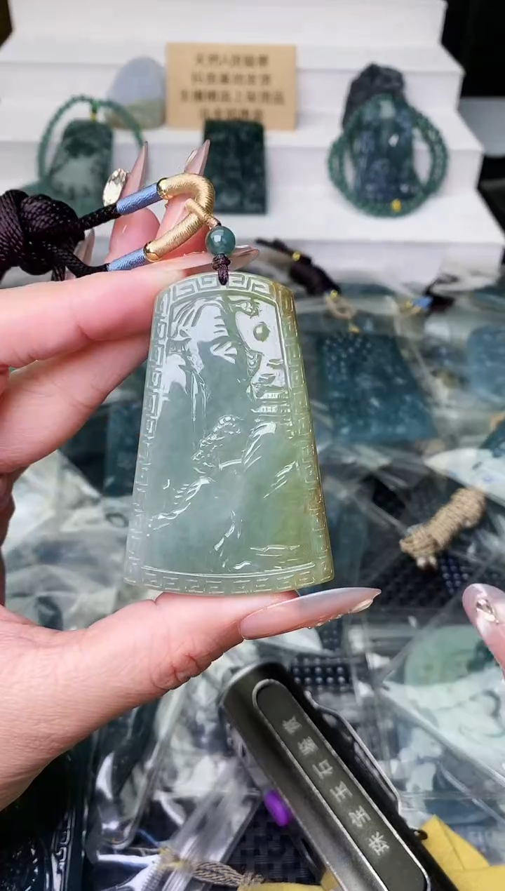 颈饰未镶嵌翡翠 