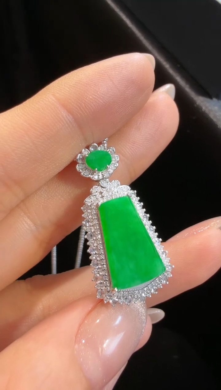 【闪购商品】翡翠颈饰18K金镶嵌吊坠