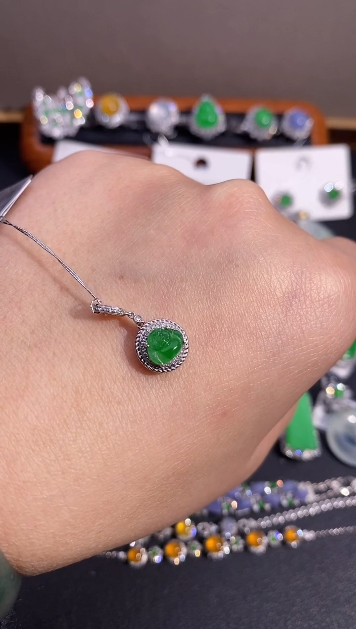 【闪购商品】翡翠颈饰18K金镶嵌吊坠