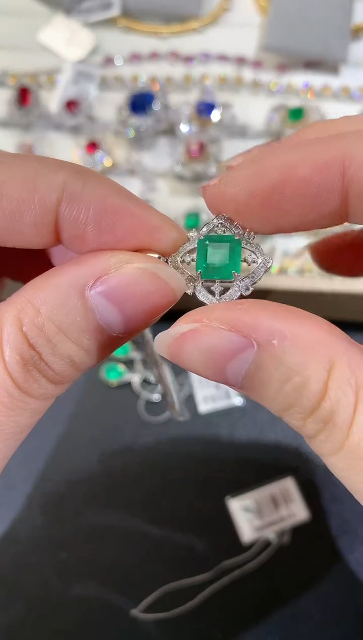 【闪购商品】祖母绿吊坠18K金镶嵌R291|5500