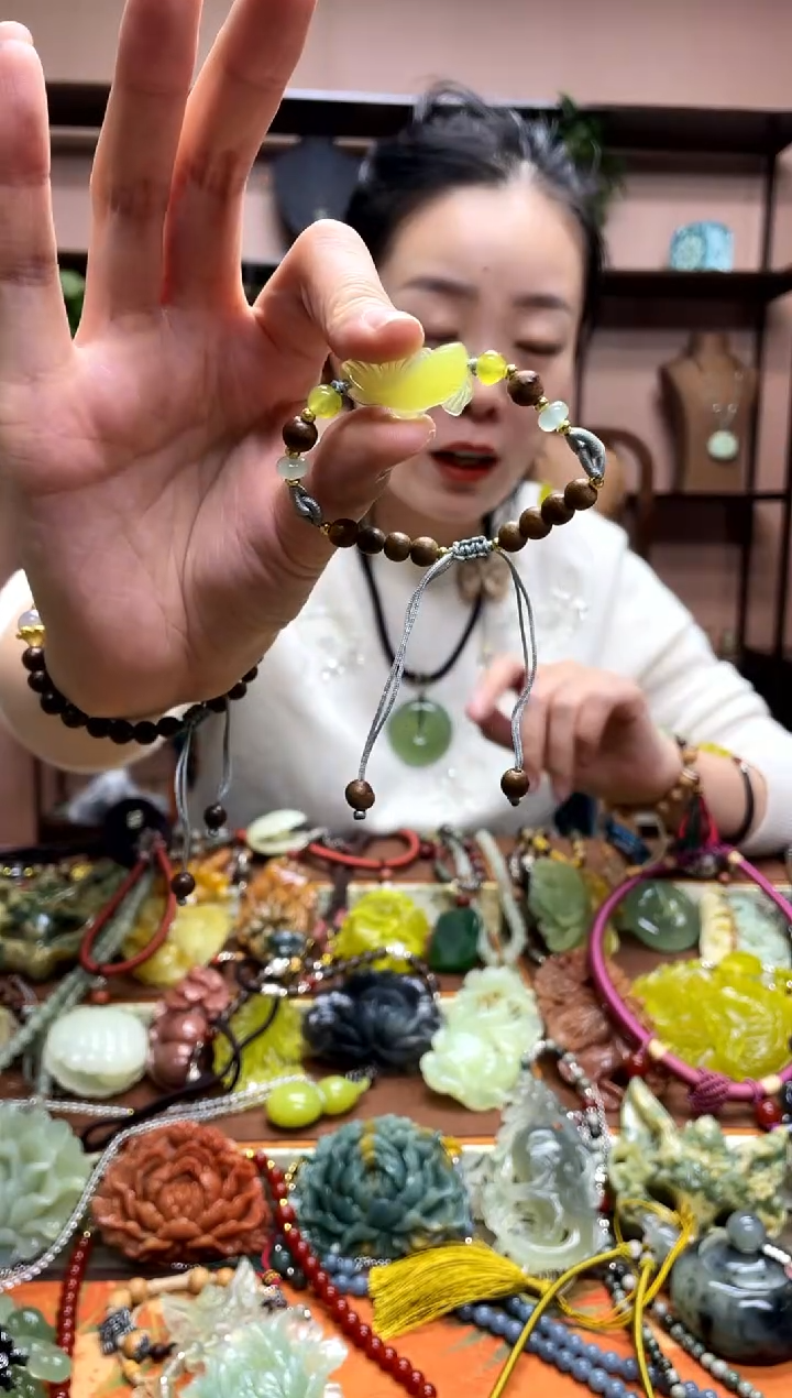 未镶嵌岫玉颈饰·