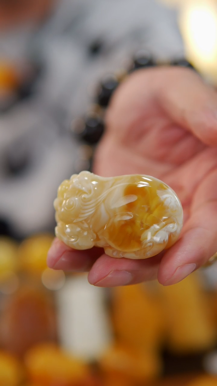 【闪购商品】蜜蜡颈饰未镶嵌31.2瓷白溶洞貔貅