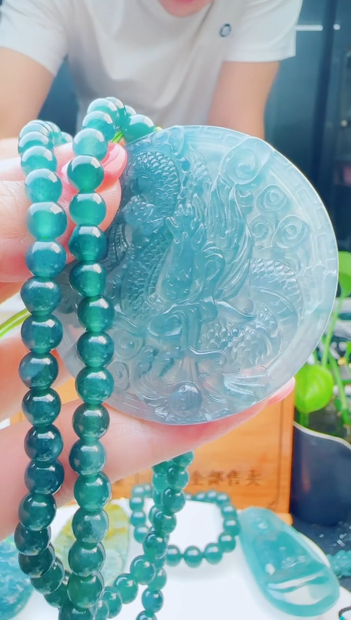 翡翠未镶嵌颈饰多样性发货其中一件