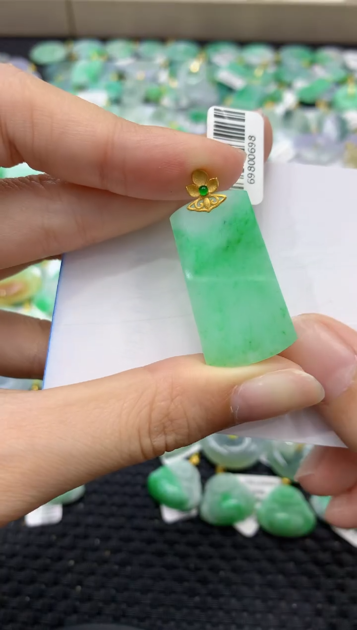 颈饰18K金镶嵌翡翠天然缅甸翡翠A货