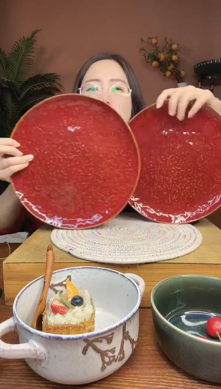 陶瓷10.5英寸红色大盘 2件 微瑕