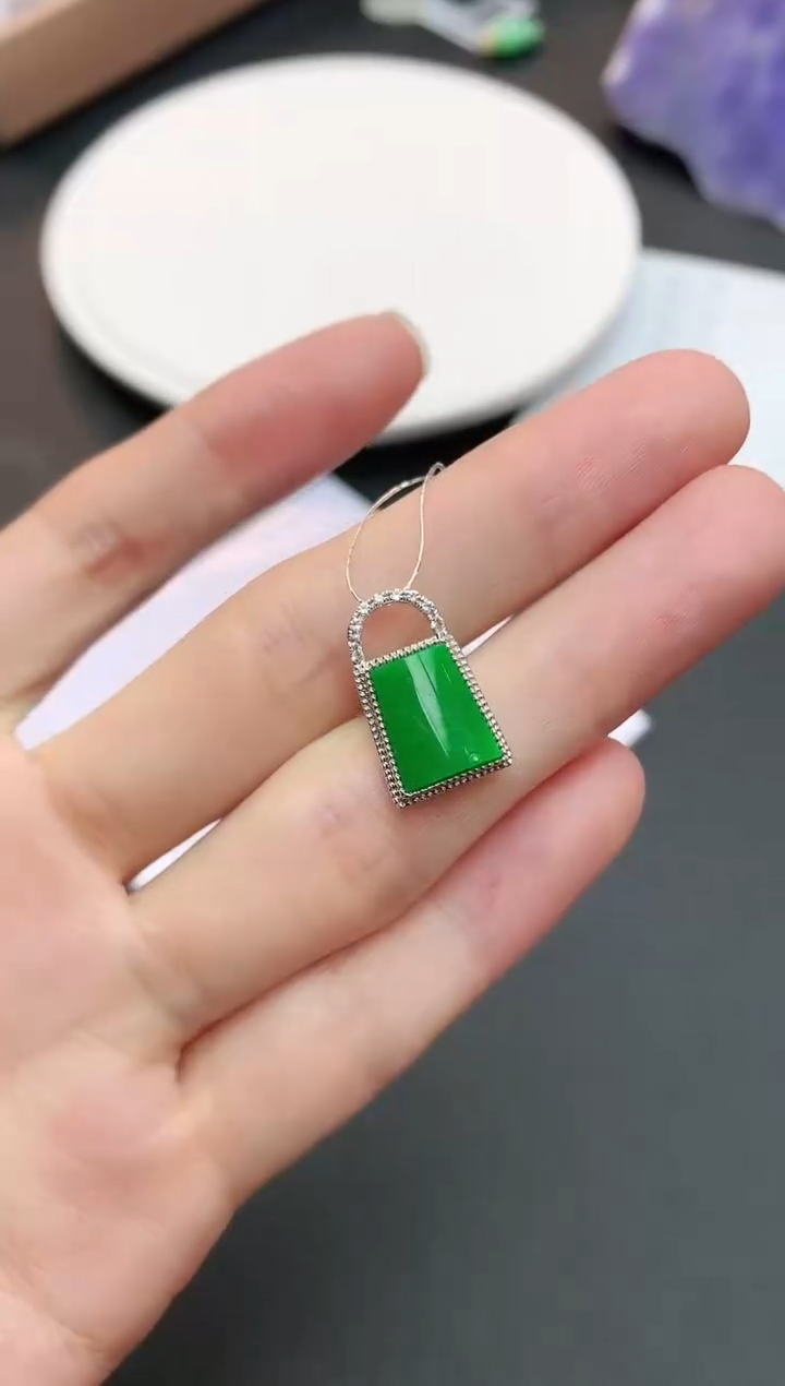 【闪购商品】翡翠颈饰18K金镶嵌赠礼盒证书 小君