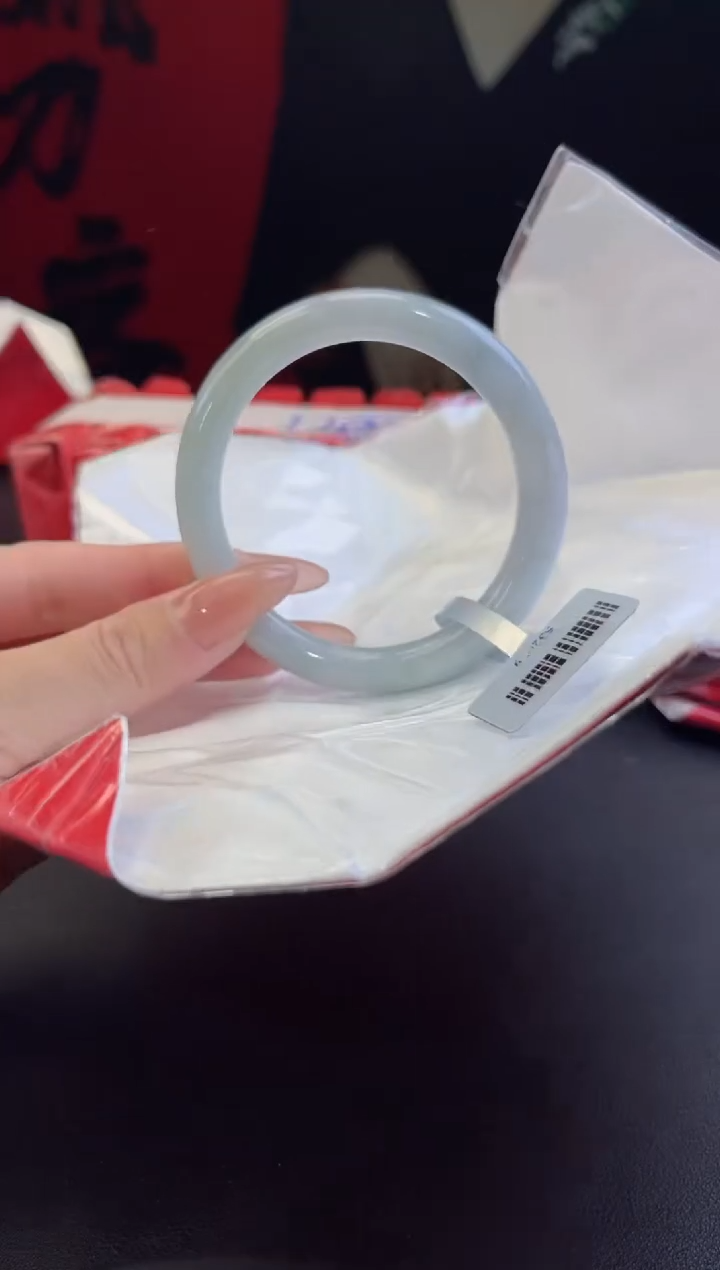 【闪购商品】翡翠手镯未镶嵌1翡翠手镯(微瑕）