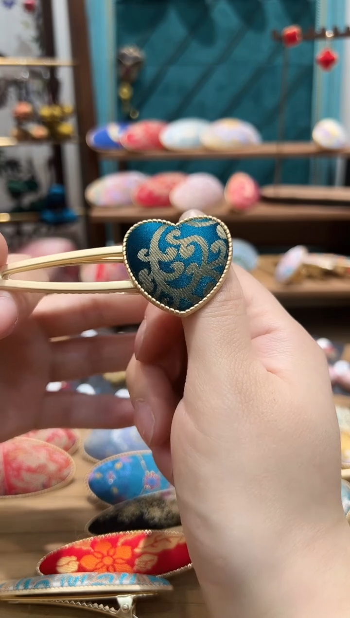 【闪购商品】【一物一拍专车】暗色爱心发夹鸭嘴夹