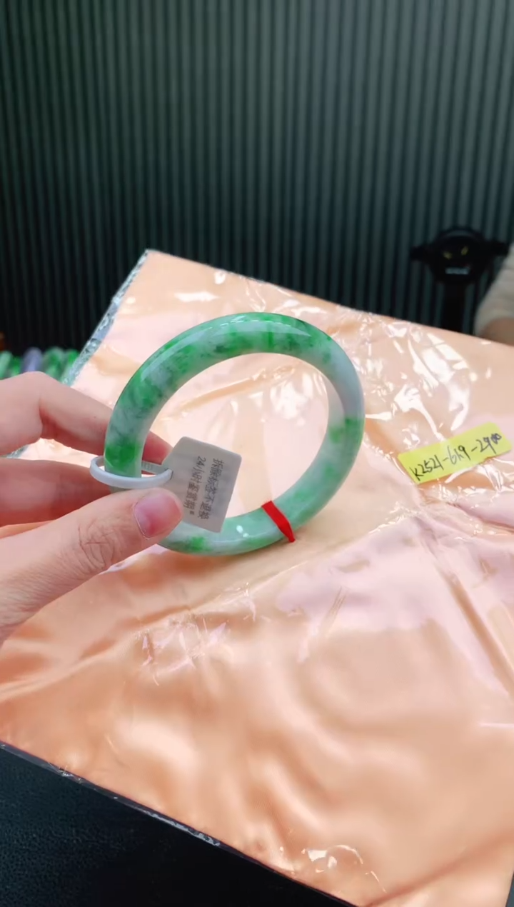 未镶嵌手镯翡翠61+