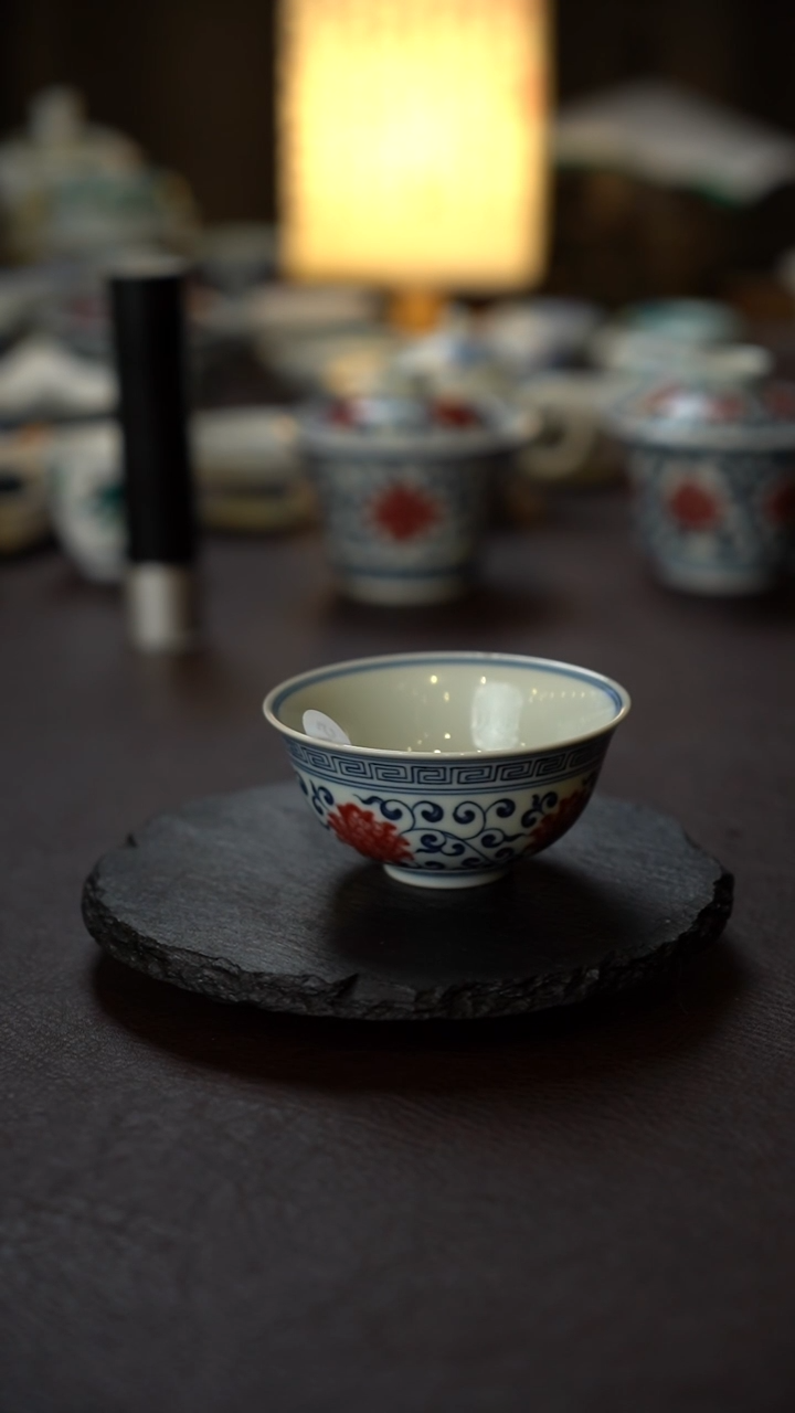 全手绘青花釉里红缠枝莲鸡心杯