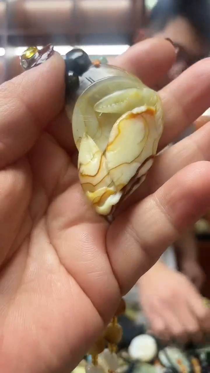 未镶嵌蛇纹石玉吊坠     