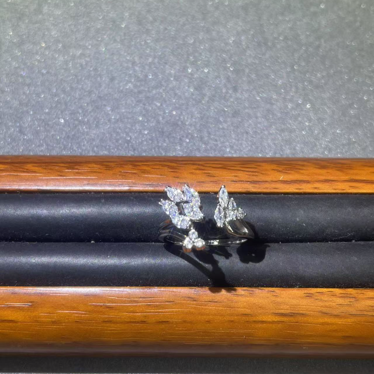 s7424白色开口戒指