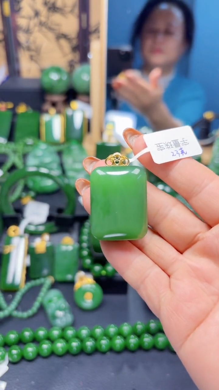【闪购商品】和田玉（碧玉）吊坠(赠链)18K金镶嵌1