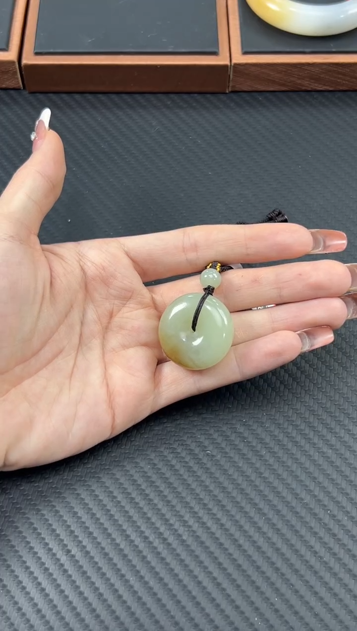 【闪购商品】和田玉吊坠(赠链)未镶嵌且末微色差近矿平安扣