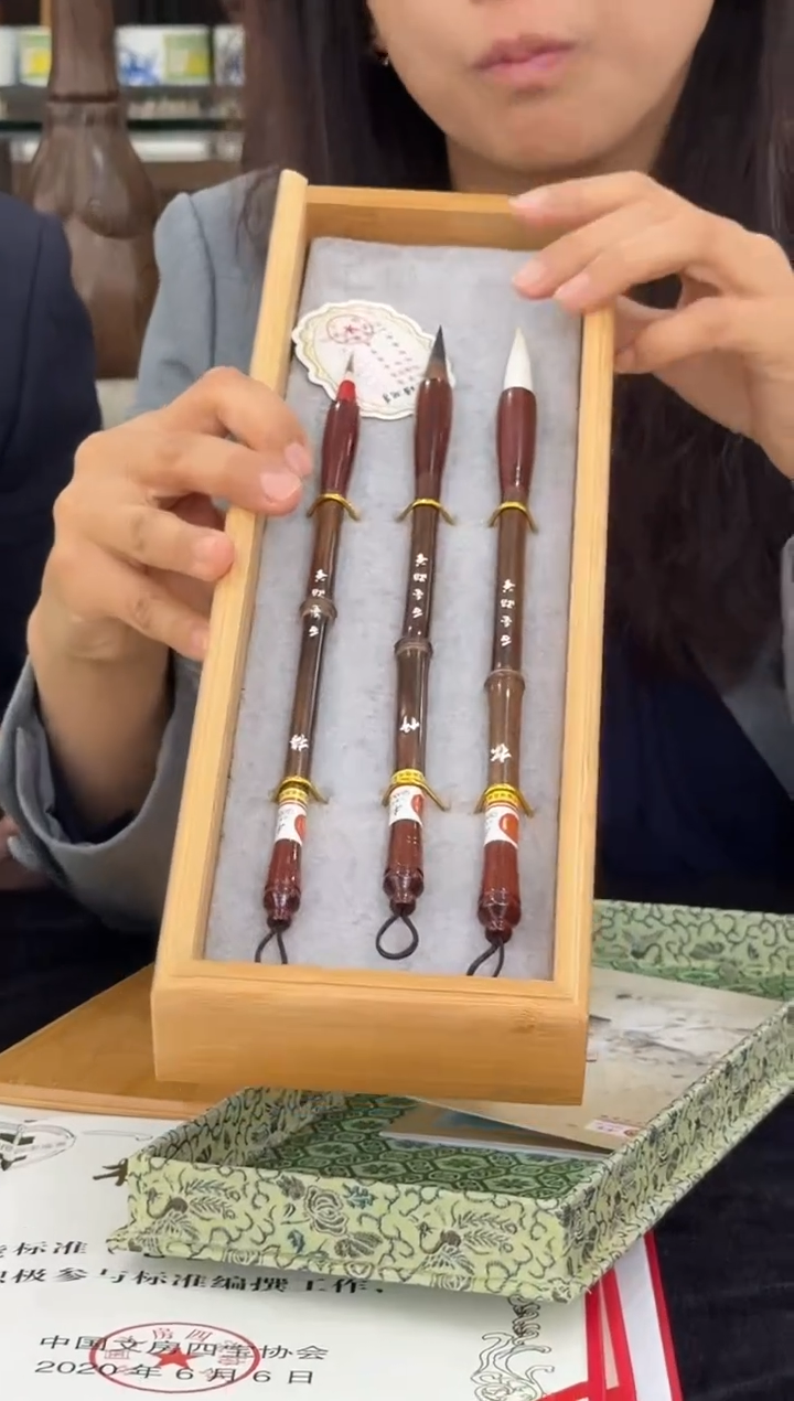 折扇.杨松源千金湖笔--松竹梅