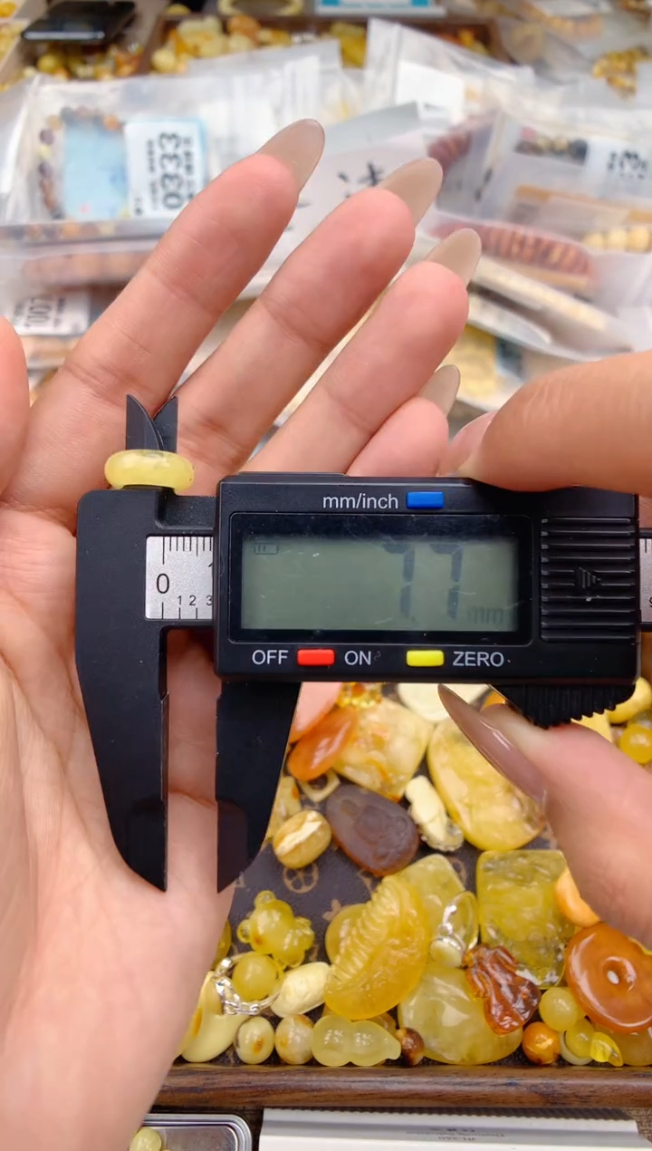 蜜蜡未镶嵌珠宝奇石37