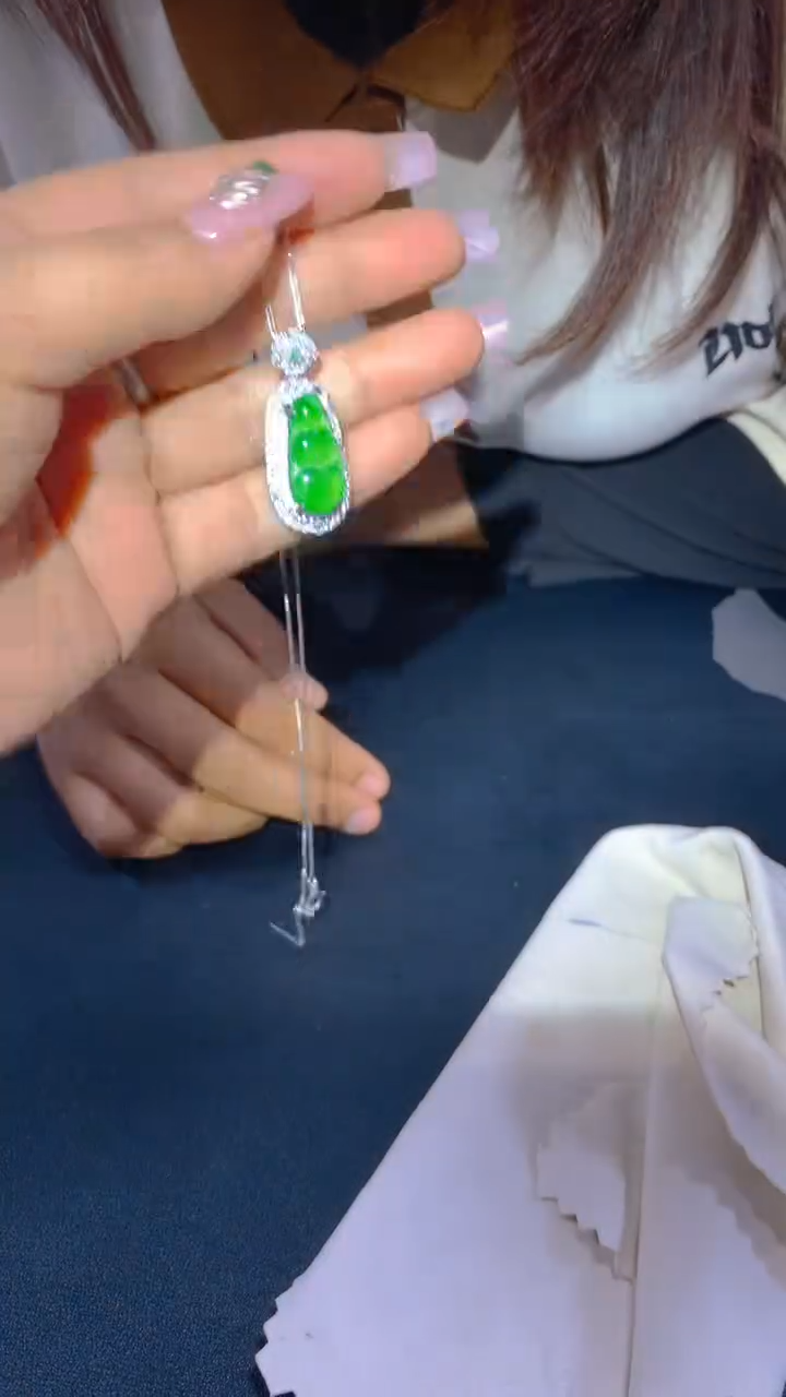 【闪购商品】翡翠吊坠(赠链)未镶嵌0229462520多样性发其一