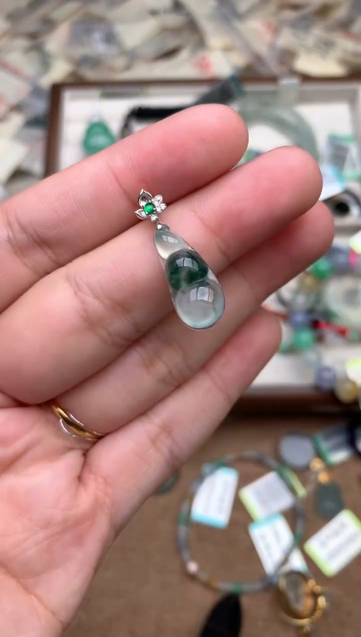 18K金镶嵌挂件翡翠1