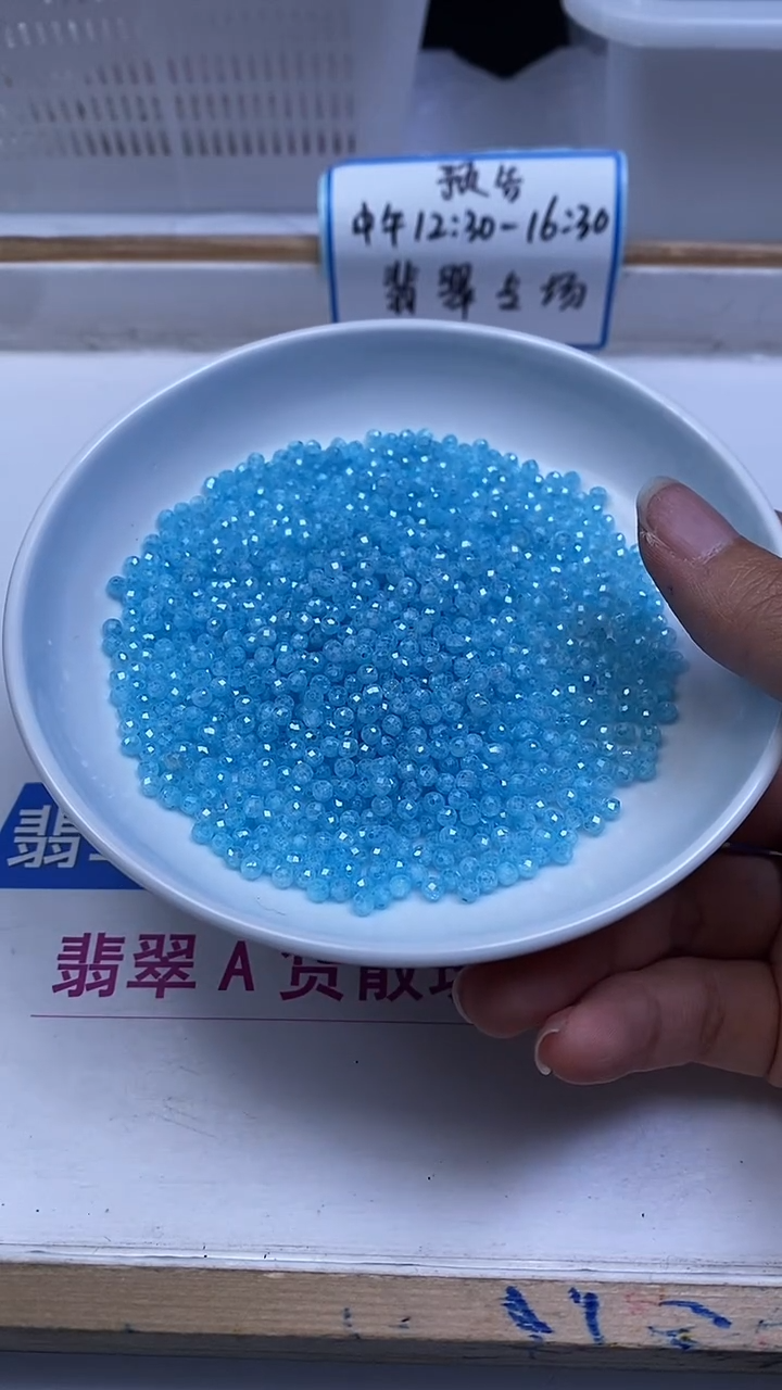 未镶嵌天然锆石散珠B2127 蓝锆石切面3mm50个8.8元