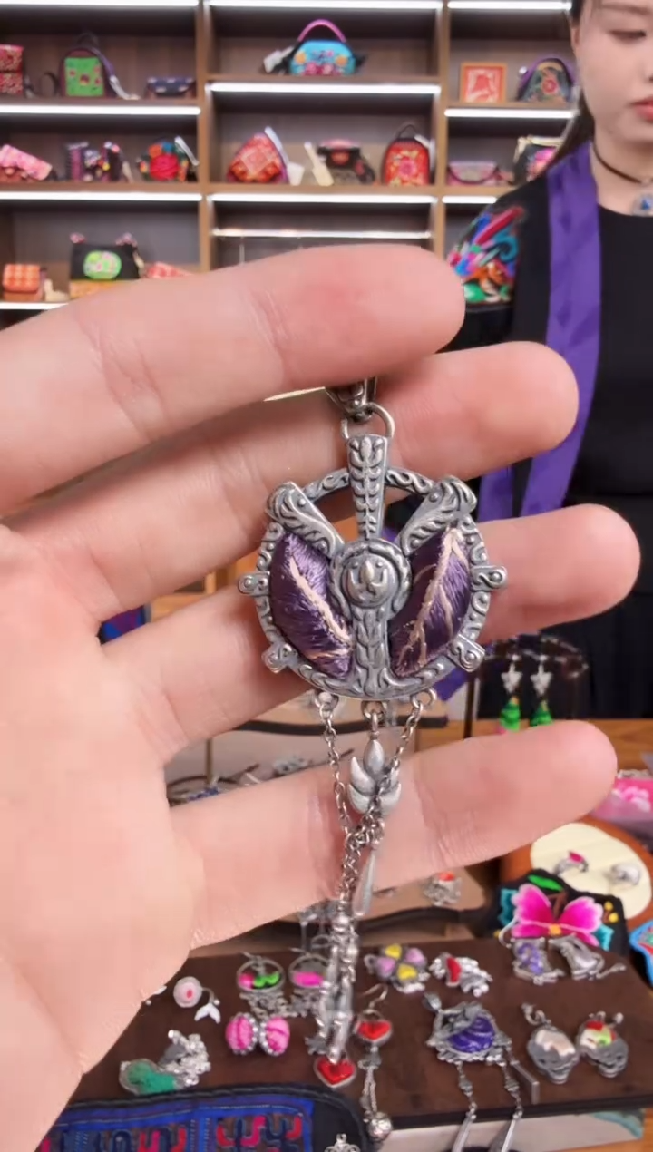 【闪购商品】织绣212蒙阿苏苗绣传承