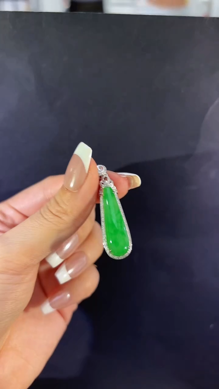 【闪购商品】翡翠吊坠(不含链)18K金镶嵌翡翠福瓜吊坠多人不退不换