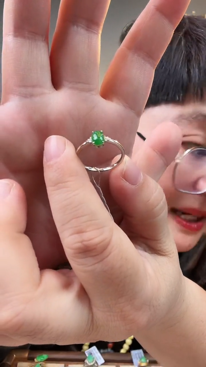 18K金镶嵌戒指翡翠戒指