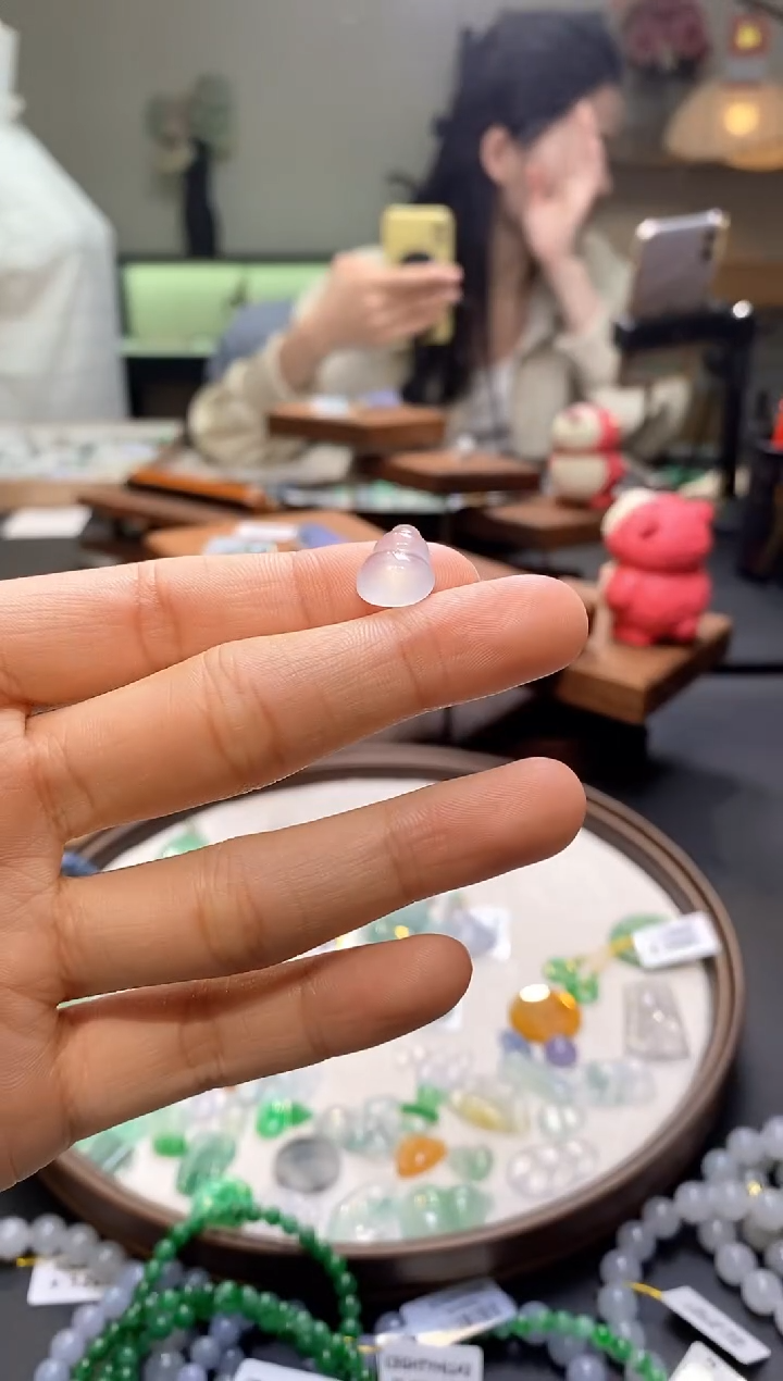 翡翠未镶嵌颈饰莲蓬