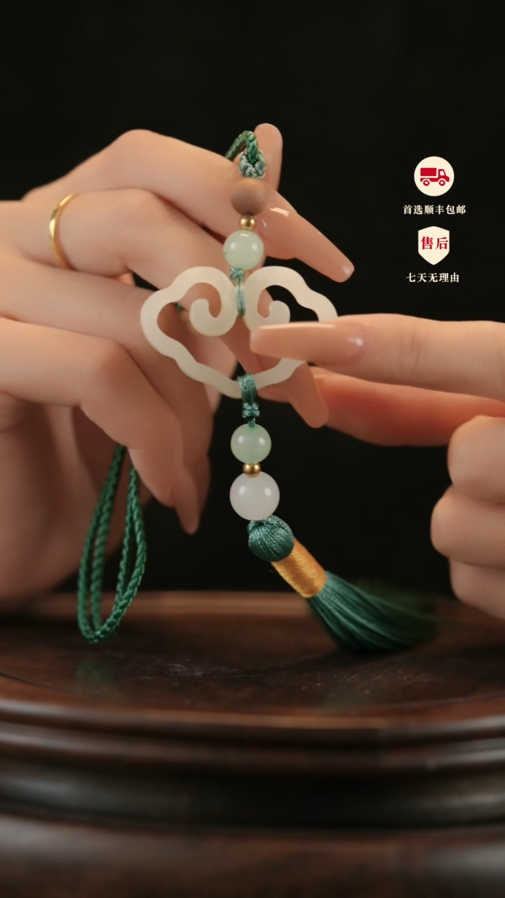 云南石竹叶青雕刻：镂空如意挂件