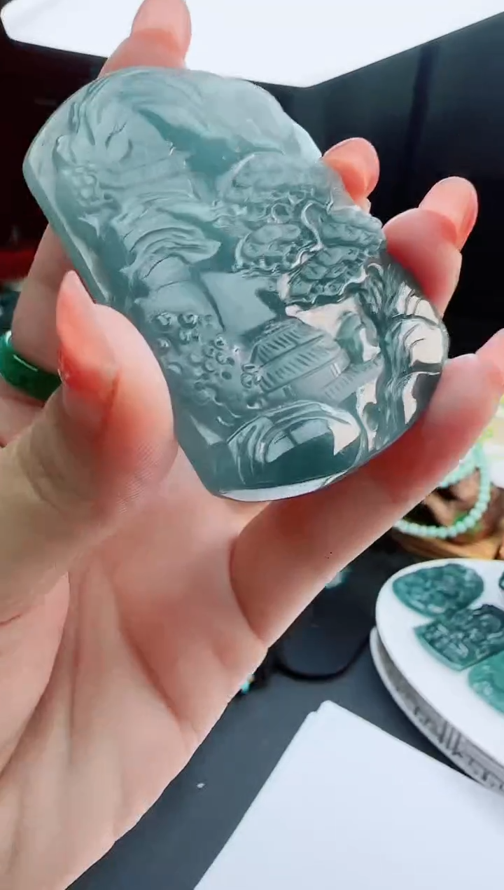 翡翠未镶嵌颈饰多样性发货其中一件