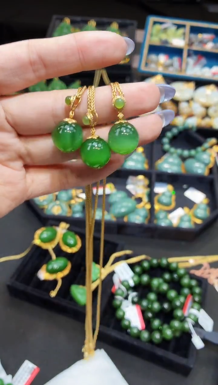 吊坠(赠链)18K金镶嵌和田玉多样性发一