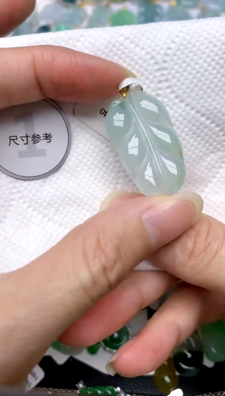 颈饰18K金镶嵌翡翠天然A货翡翠