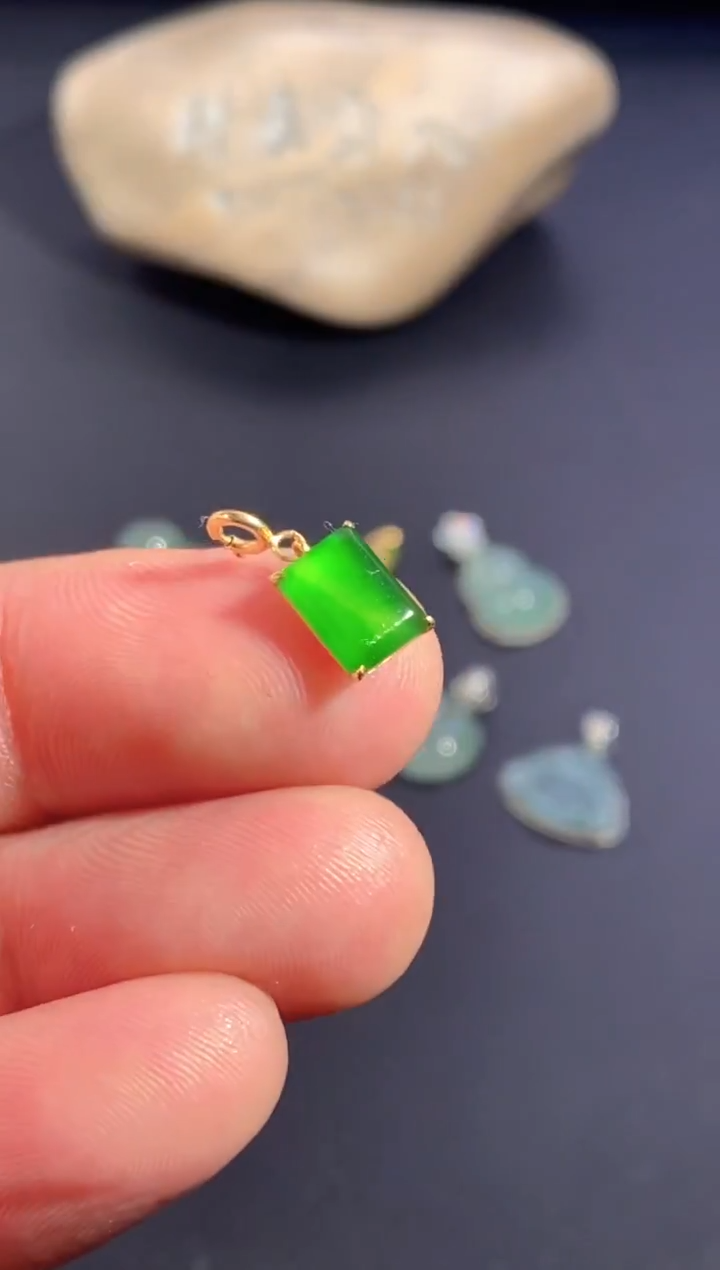 颈饰18K金镶嵌翡翠        