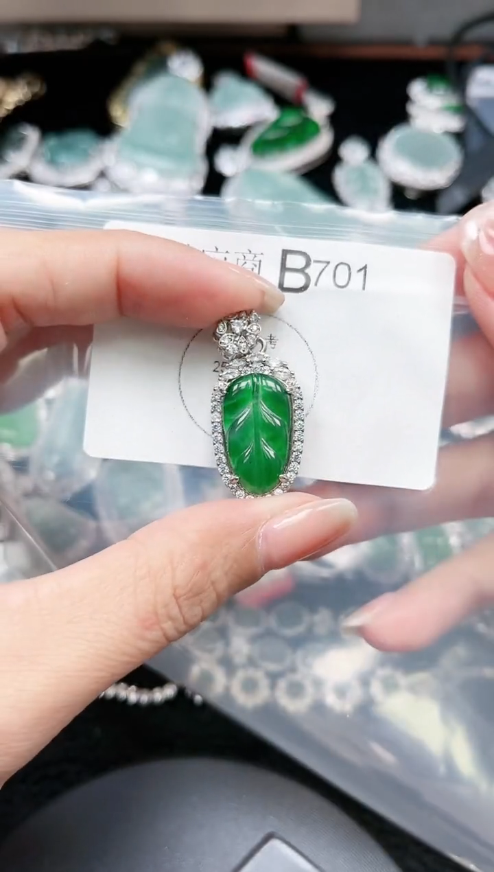 【闪购商品】翡翠颈饰未镶嵌701赠皮绳