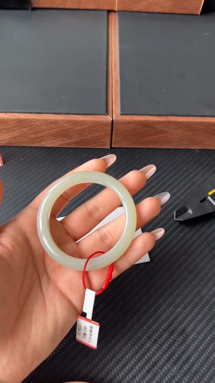 【闪购商品】和田玉手镯未镶嵌且末微色差近矿52