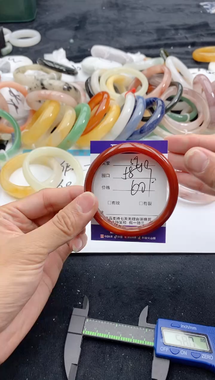 【闪购商品】石英质玉手镯未镶嵌59