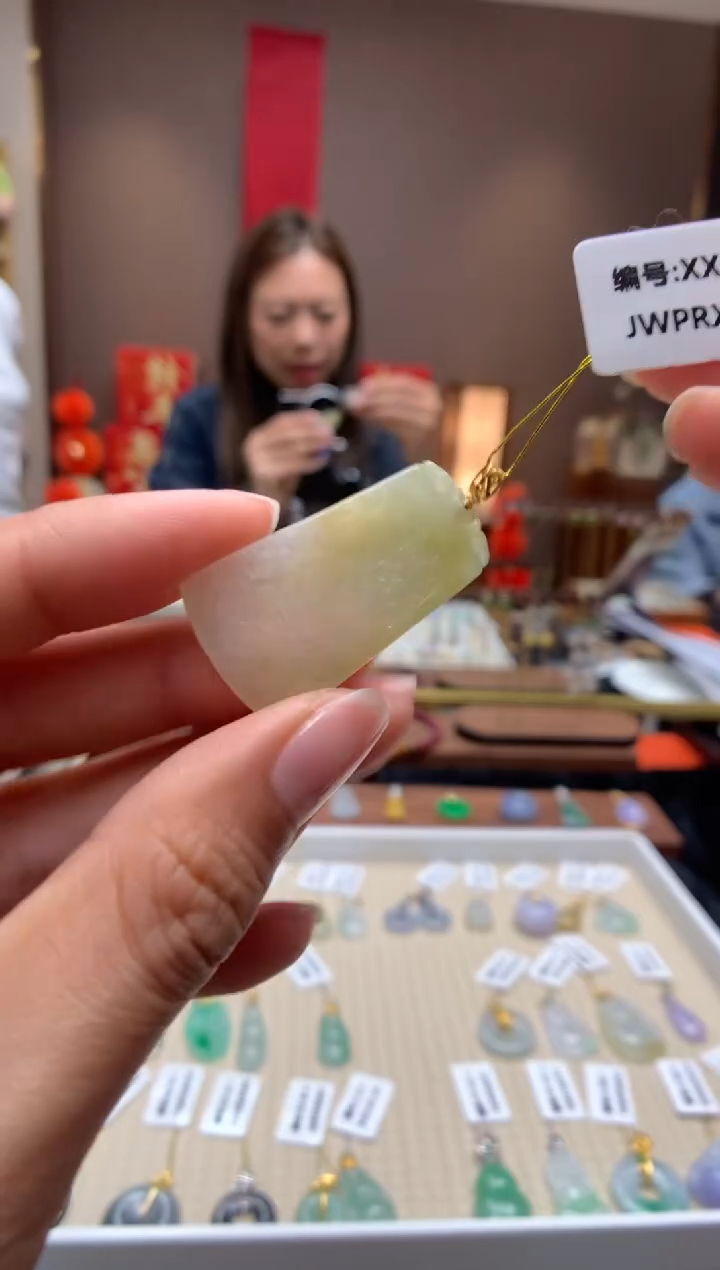 【闪购商品】翡翠颈饰18K金镶嵌无事牌