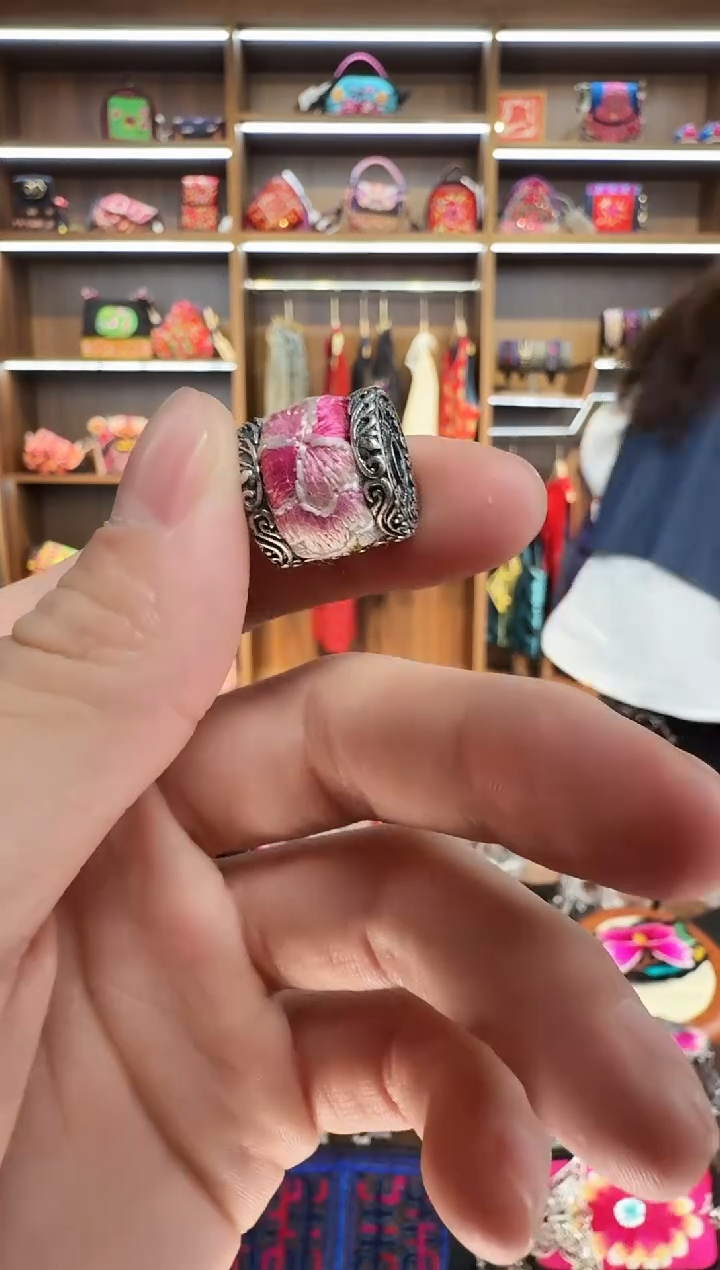 【闪购商品】织绣114蒙阿苏苗绣传承