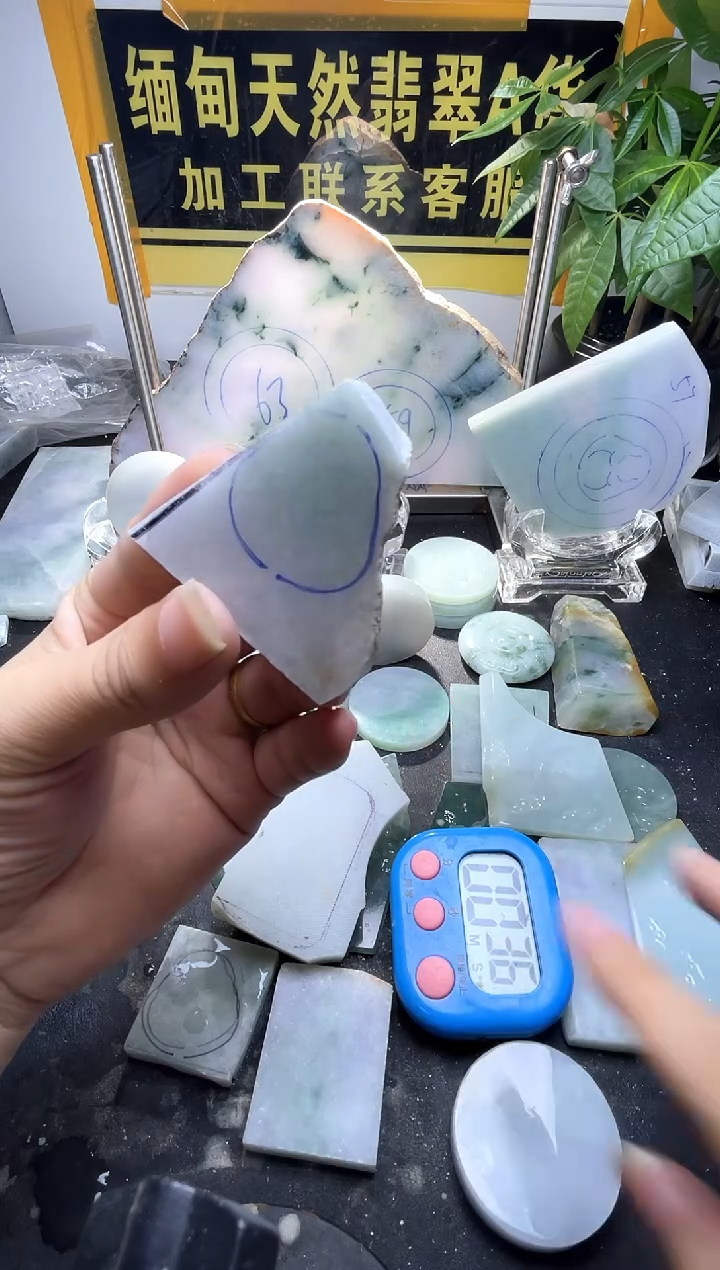 翡翠未镶嵌颈饰心**惧翡翠001
