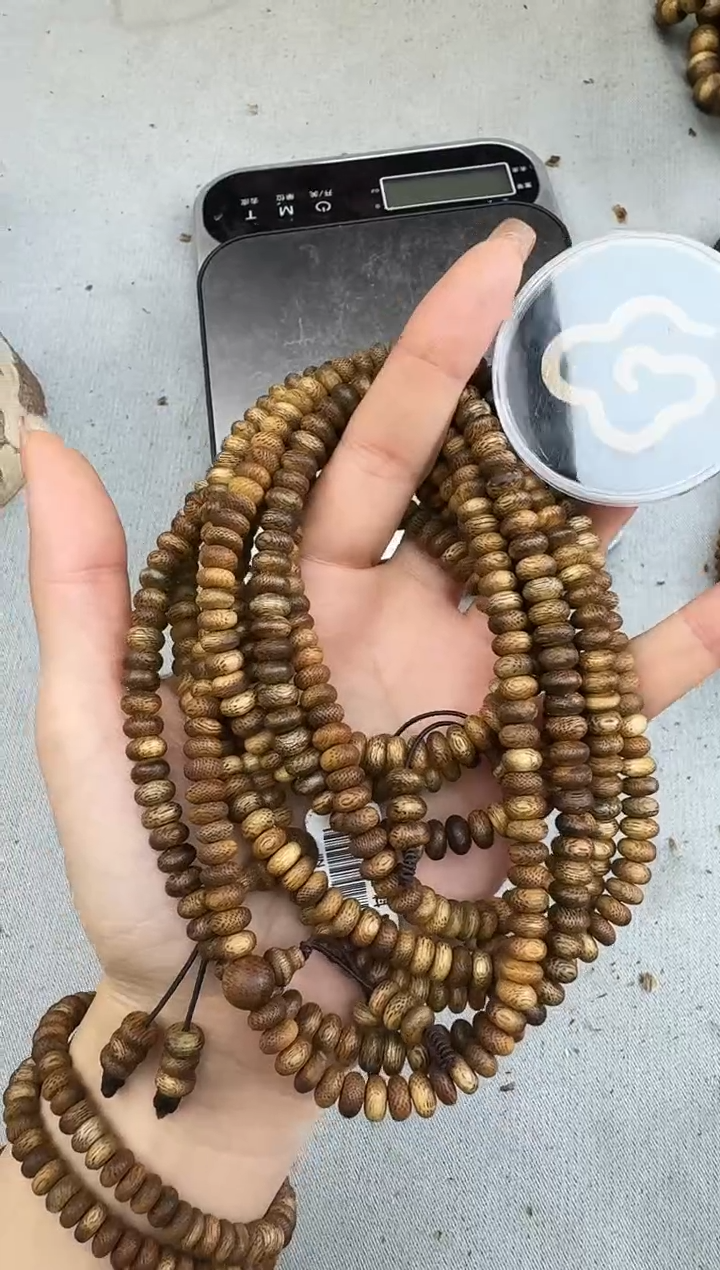 沉香手串07黄油格算盘珠三圈+1片大祥云多样性发一