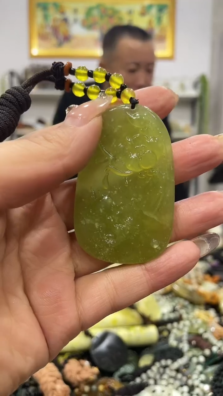 未镶嵌蛇纹石玉颈饰 